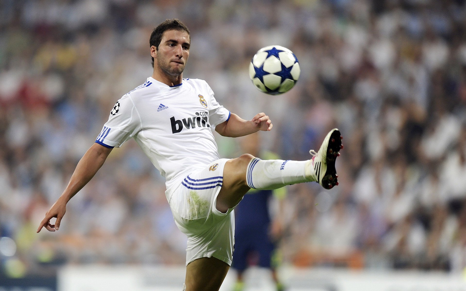 绿茵孤勇，当巴萨的红色浪潮吞没贝蒂斯，楚阿梅尼在2026世界杯加冕为王